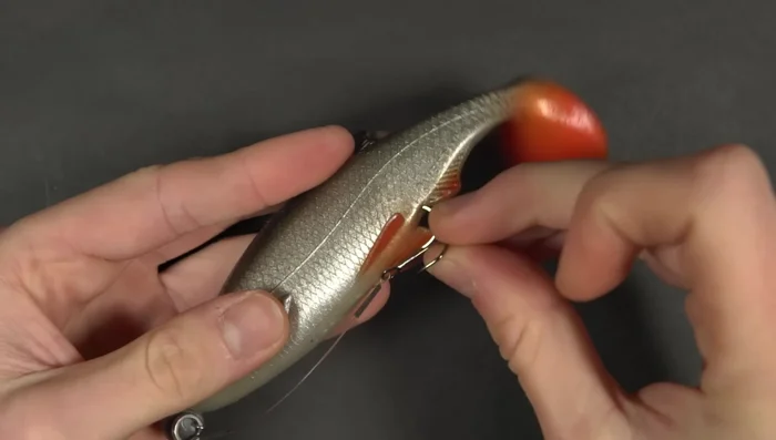 Tie main line to the swivel on the trace.