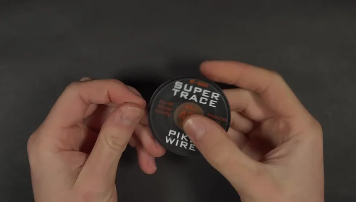 Tie main line to the swivel on the trace.