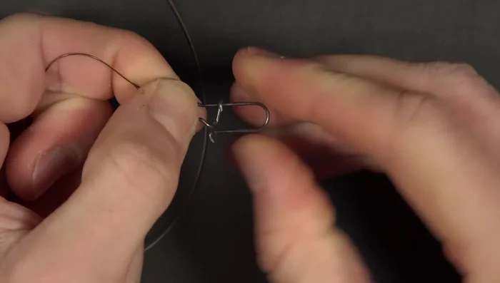 Tie main line to the swivel on the trace.