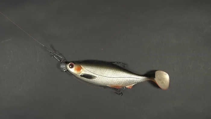 Tie main line to the swivel on the trace.