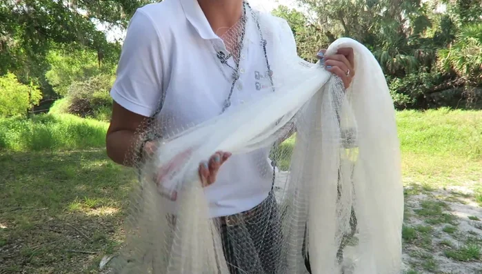 Pinch the lead line on top using your thumb and pointer finger.