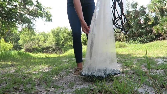 Grab under the horn with your non-dominant hand (about a foot down). Loop the net once.