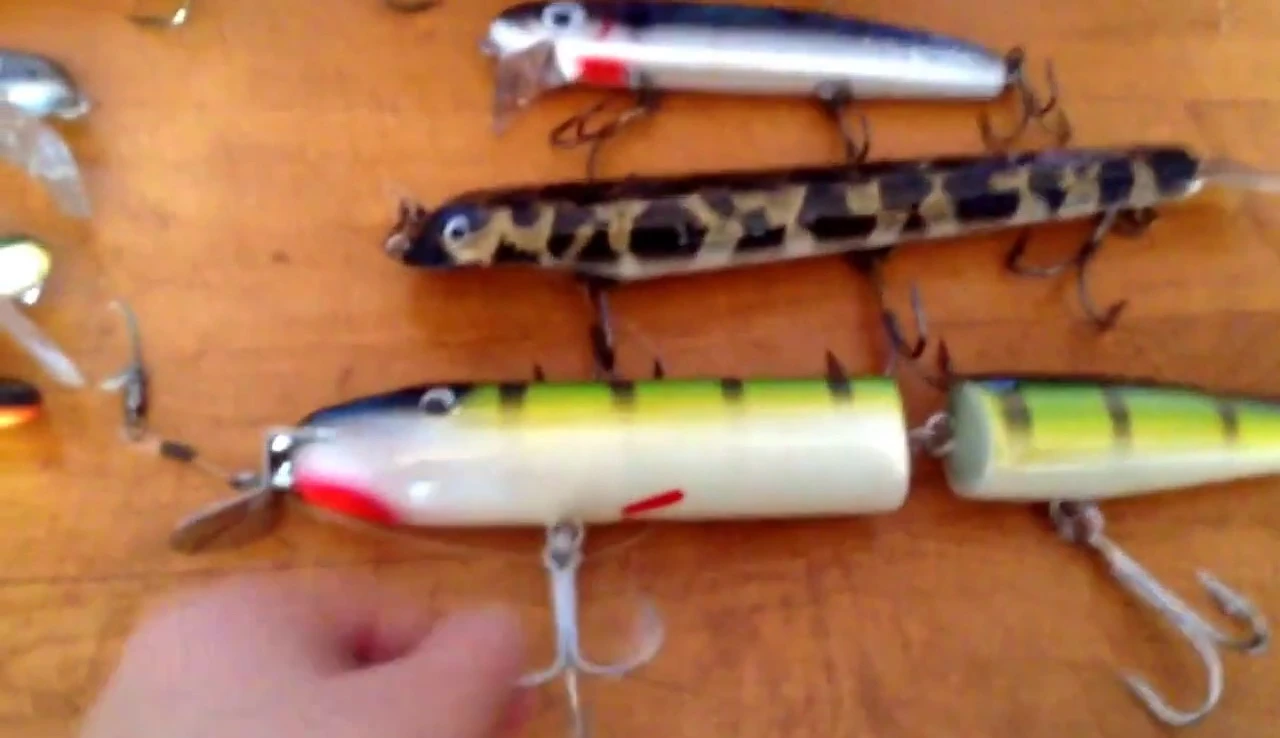 Close-up of the large treble hook on the jumbo Bumbo