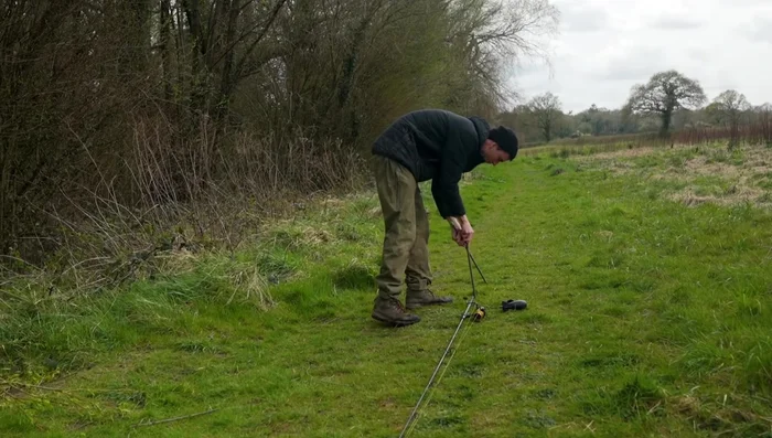Count the number of wraps around the distance sticks needed to reach the line clip (while the lead weight is attached).