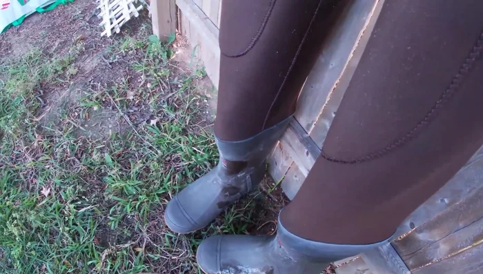 Let the cement sink into the hole for optimal adhesion.