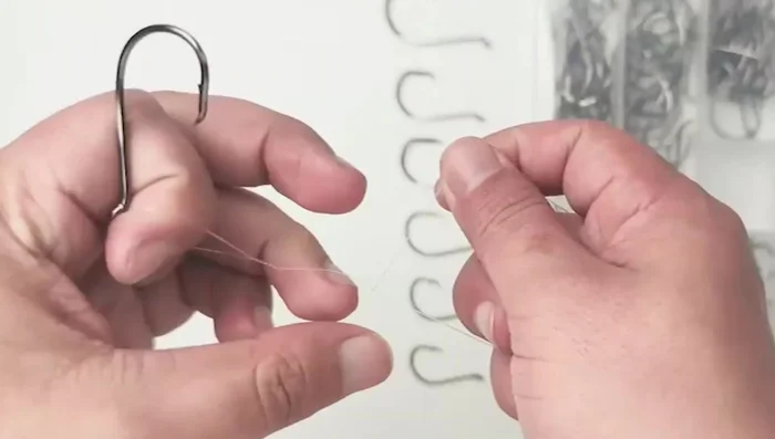 Biocudo Saltwater Hooks: Chemically sharpened with a special barb design for high penetration. Made of high-quality stainless steel for strength and corrosion resistance. Circular design with offset point, closed eye, and short shank.