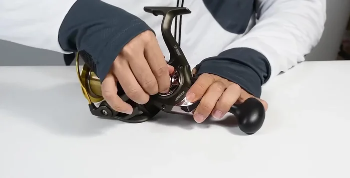 Centilike Spinning Fishing Reel Review: Robust construction, smooth and powerful drag system, lightweight design, precise casting, high-quality bearings, advanced sealing technology.