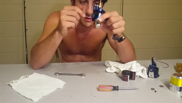 Clean any rust from the bail using steel wool.