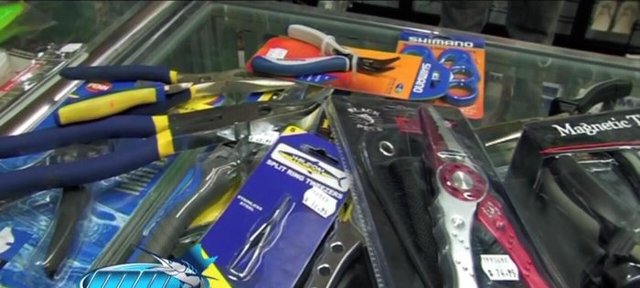 Employing Decky Pliers with side cutters for heavy mono traces.