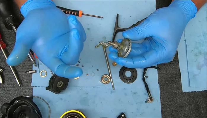 Inspect and address the frozen or locked main gear and clutch.