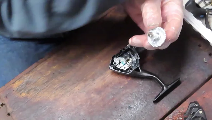 Install the anti-reverse clutch (teflon side down).