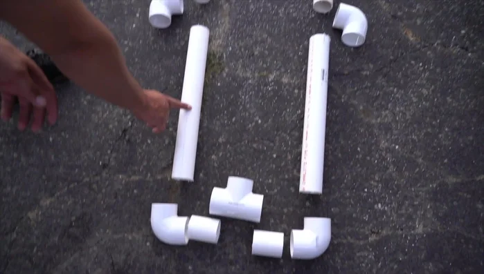 Connect the 9-inch center support piece between the two Ts.