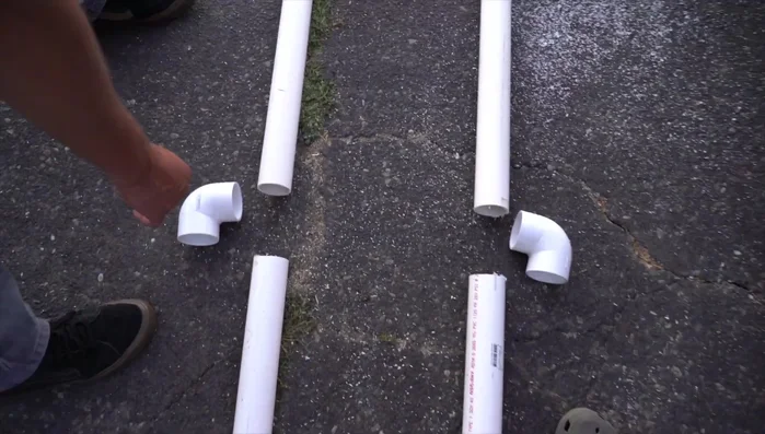 Connect the 9-inch center support piece between the two Ts.