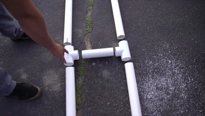 Connect the 9-inch center support piece between the two Ts.