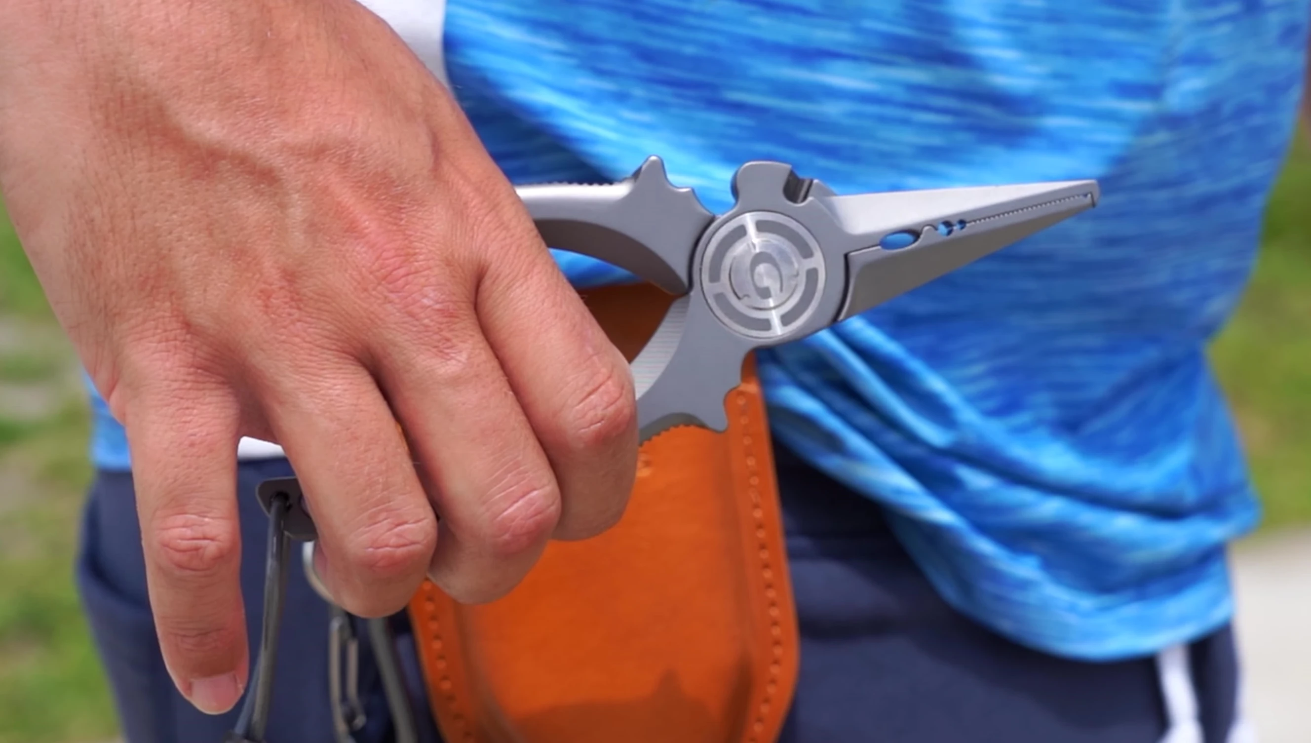 The extra replacement blades and the tool provided with the pliers.