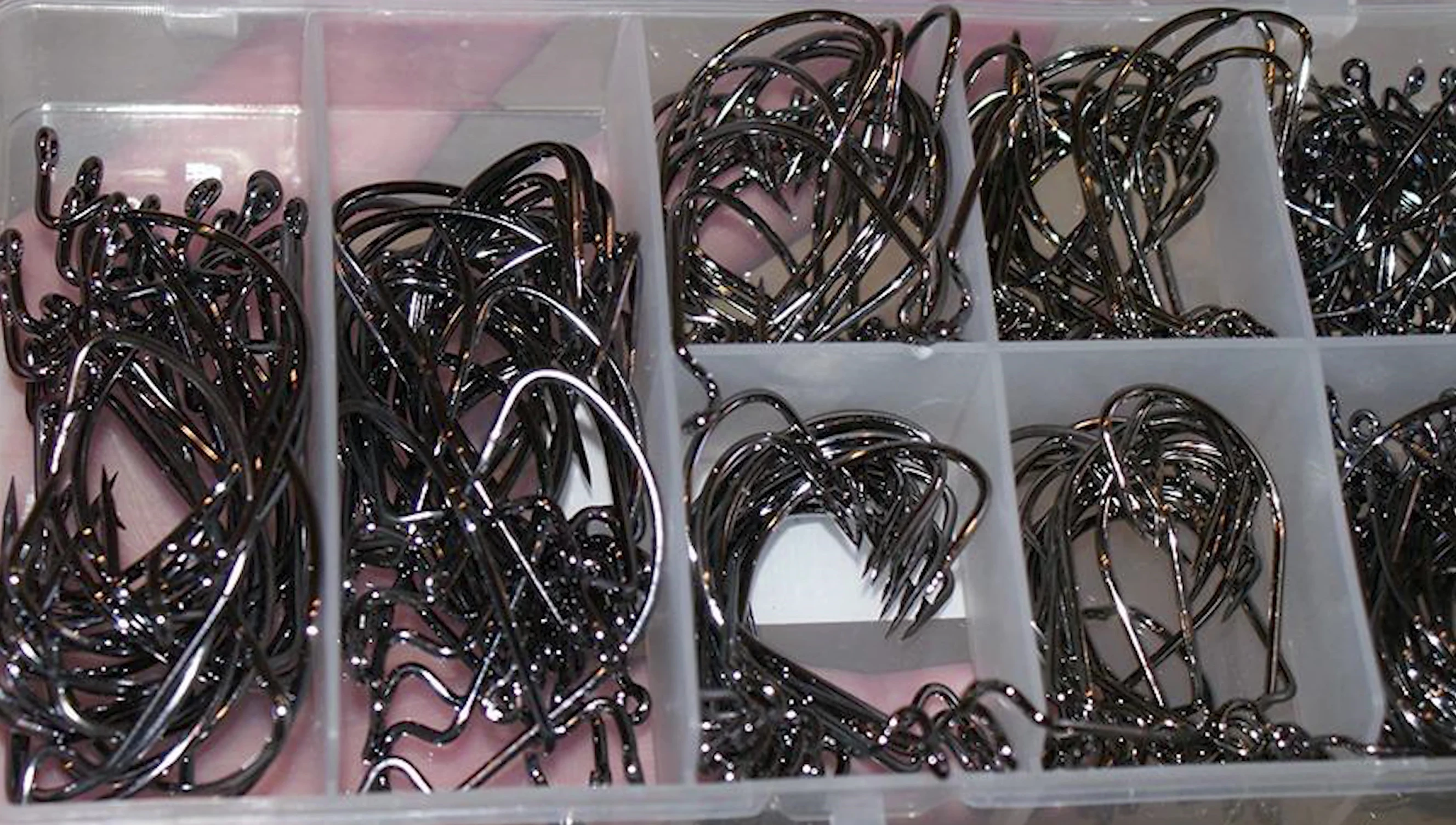 Image showcasing the black chrome finish of the Fiento hooks.