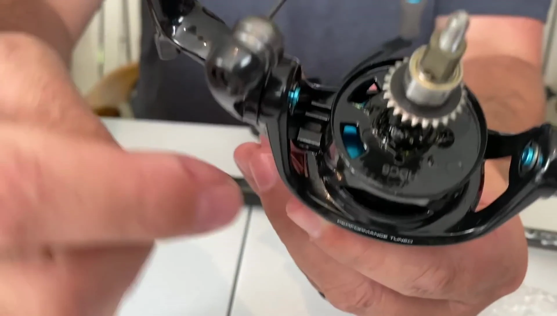 Detailed view of the sealed oscillation shaft and grease.