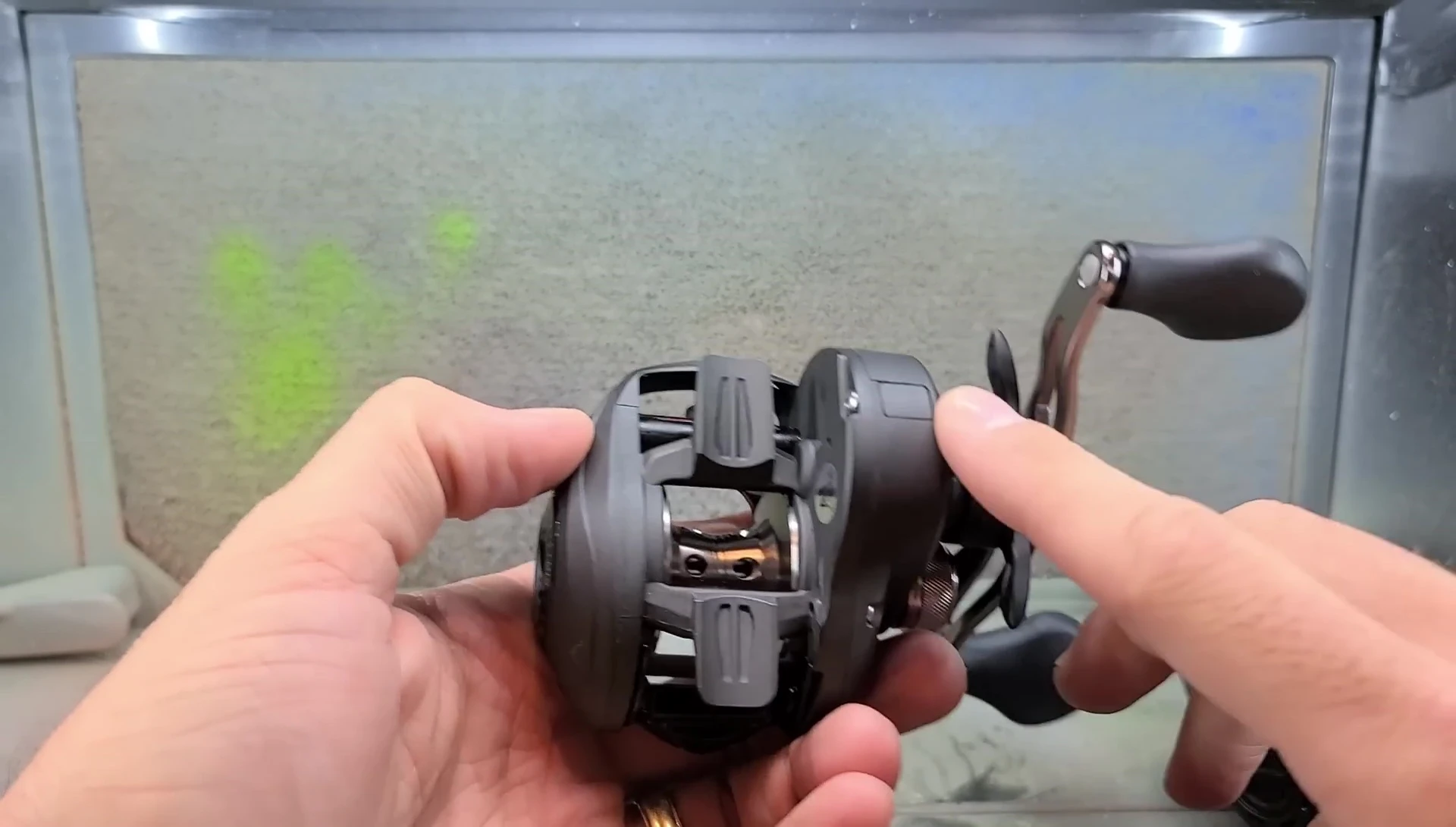 Highlighting the external lube port on the reel