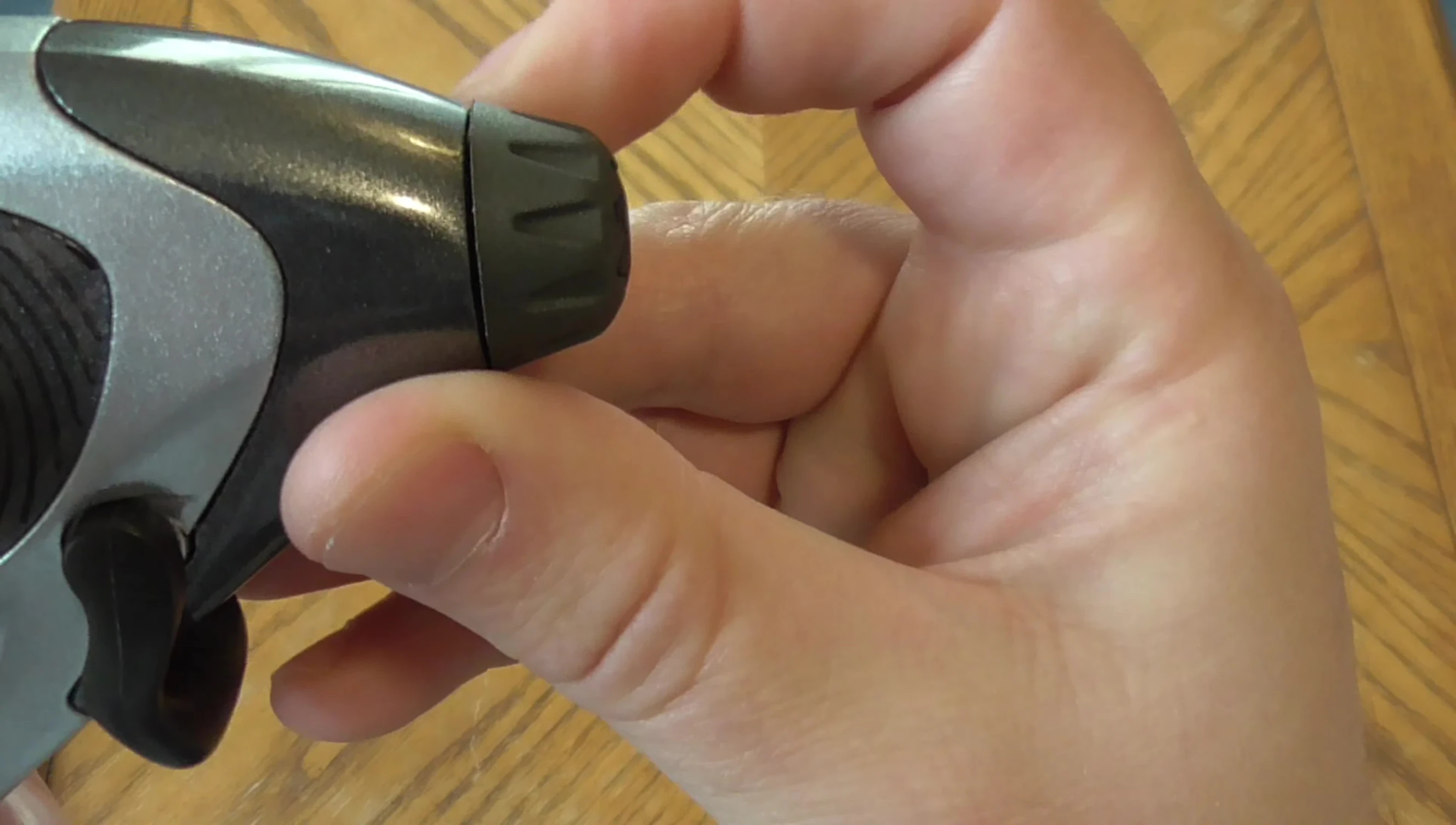 The gap between the drag knob and reel body.