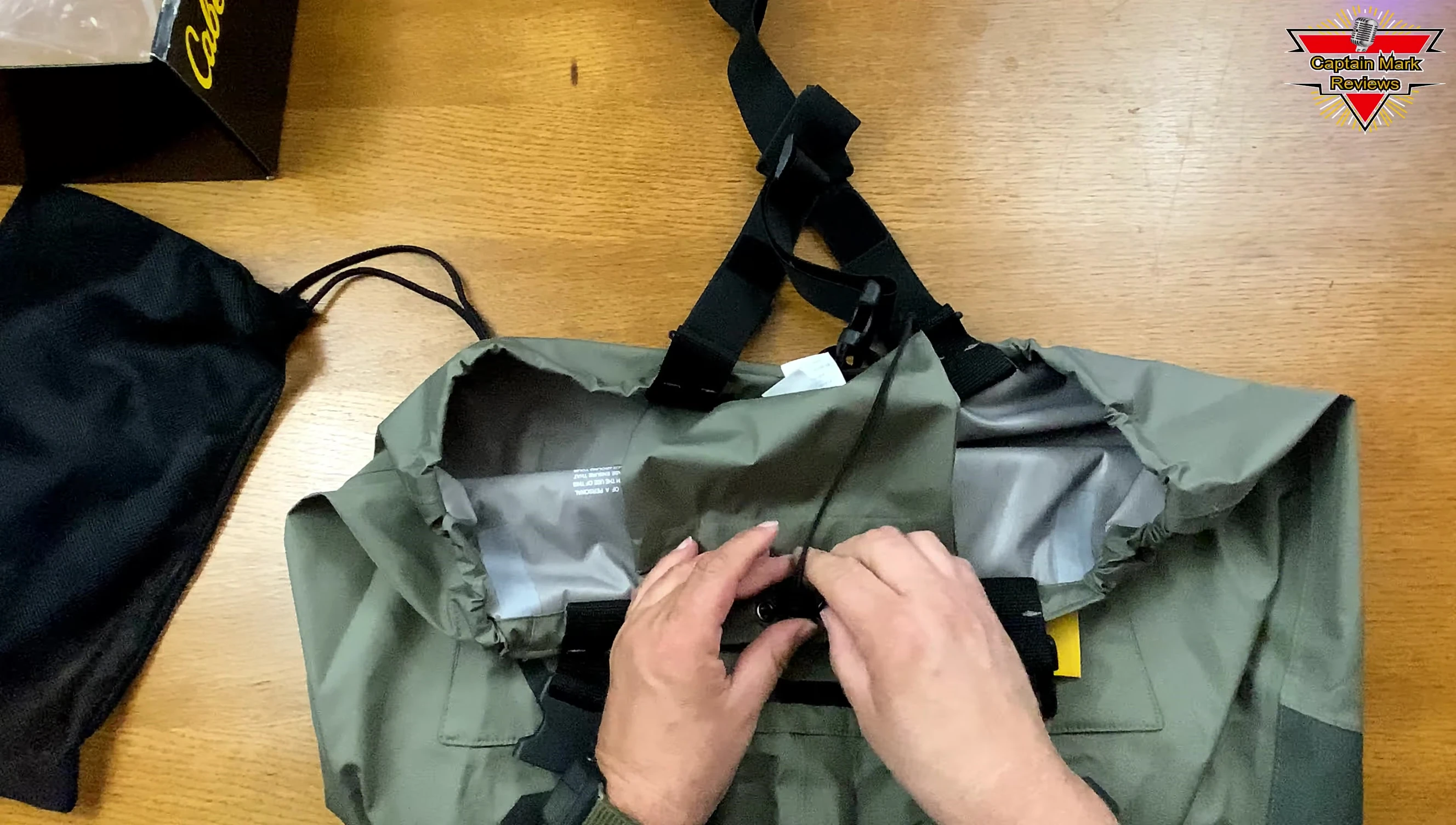 Detailing the adjustable waist straps