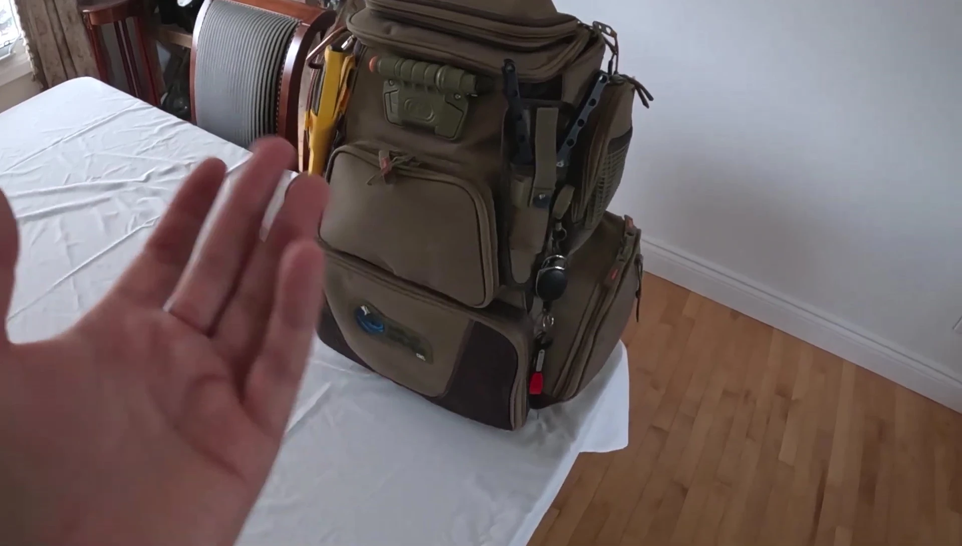 The snips attached to the retractable wire