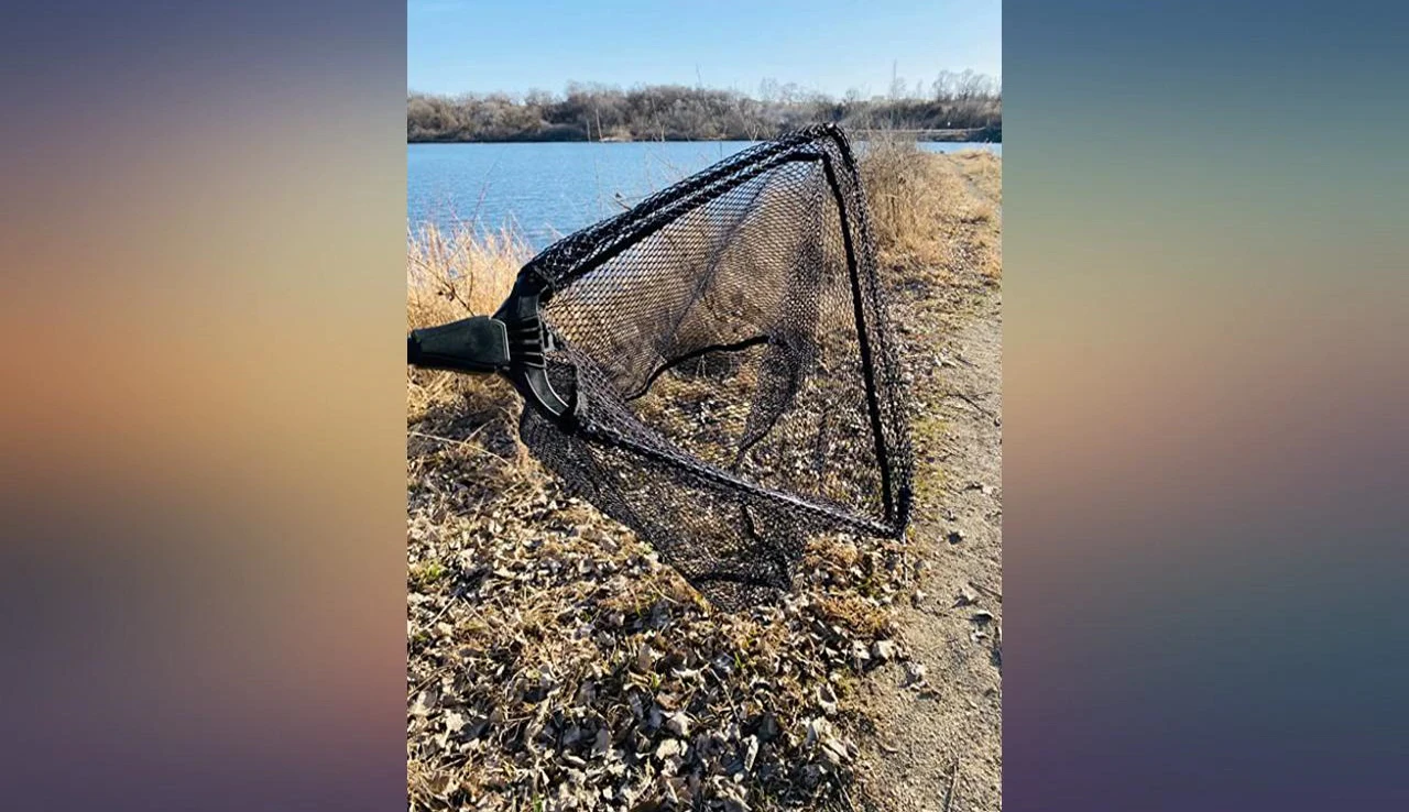 Detailed view of the net's locking mechanism.