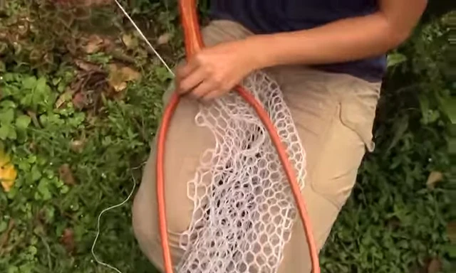 Demonstration of the three-turn clinch knot being tied.