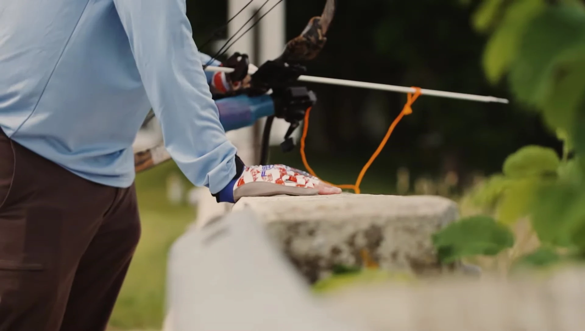 Demonstration of the Fish Monkey Freestyle Glove's customizable design.