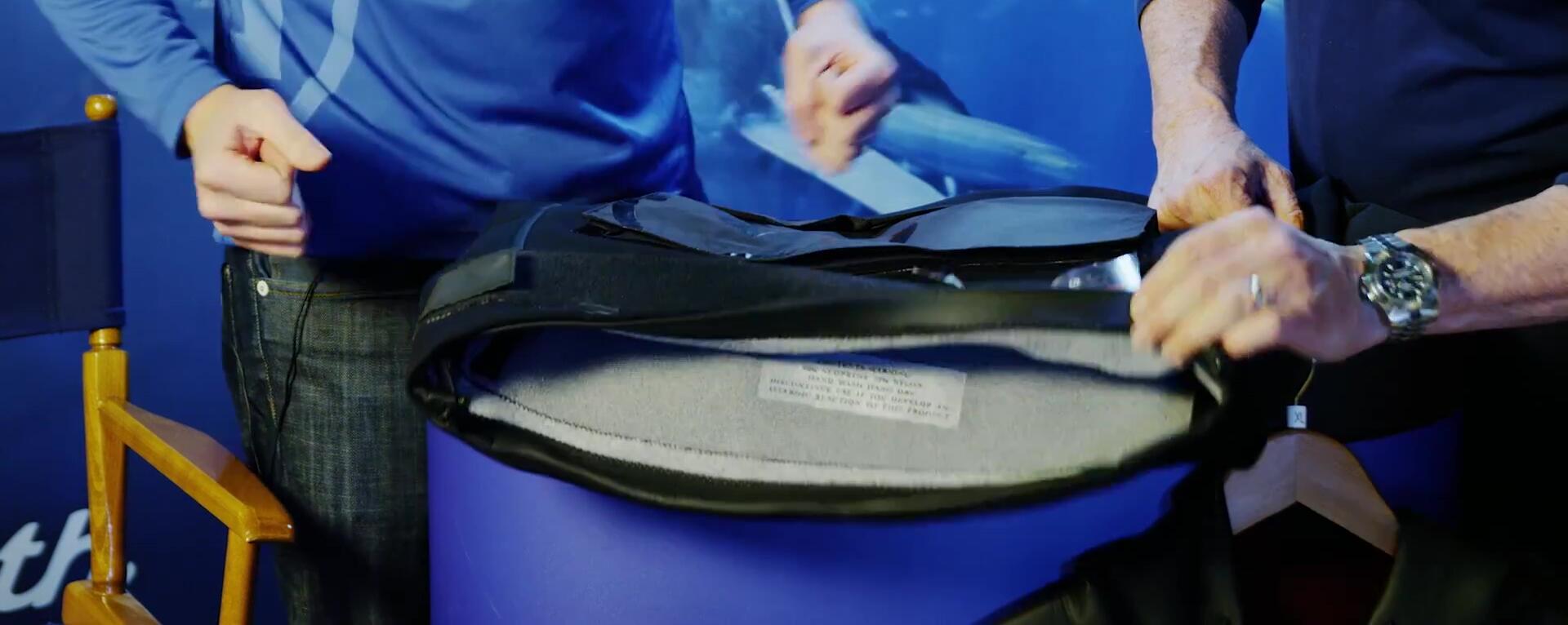 Detail of the adjustable bottom hem closures