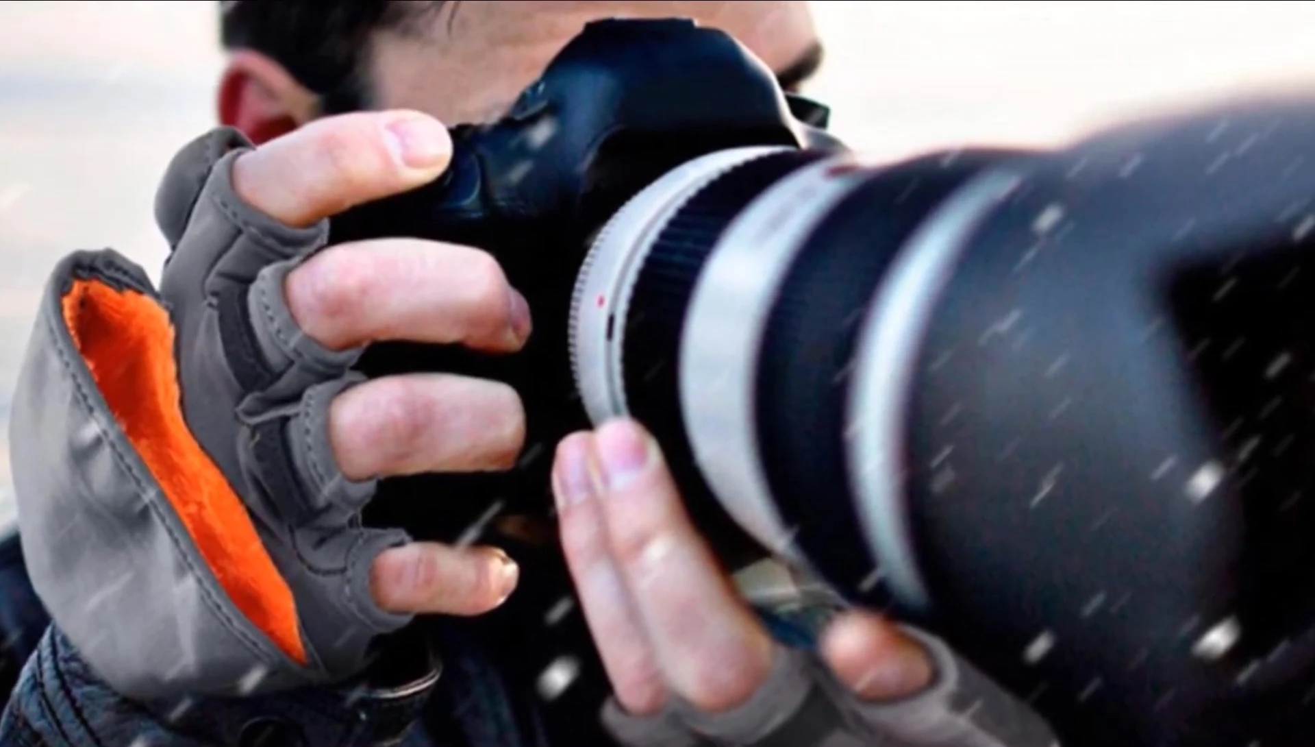Close-up of the mitts demonstrating the fingertip exposure feature.