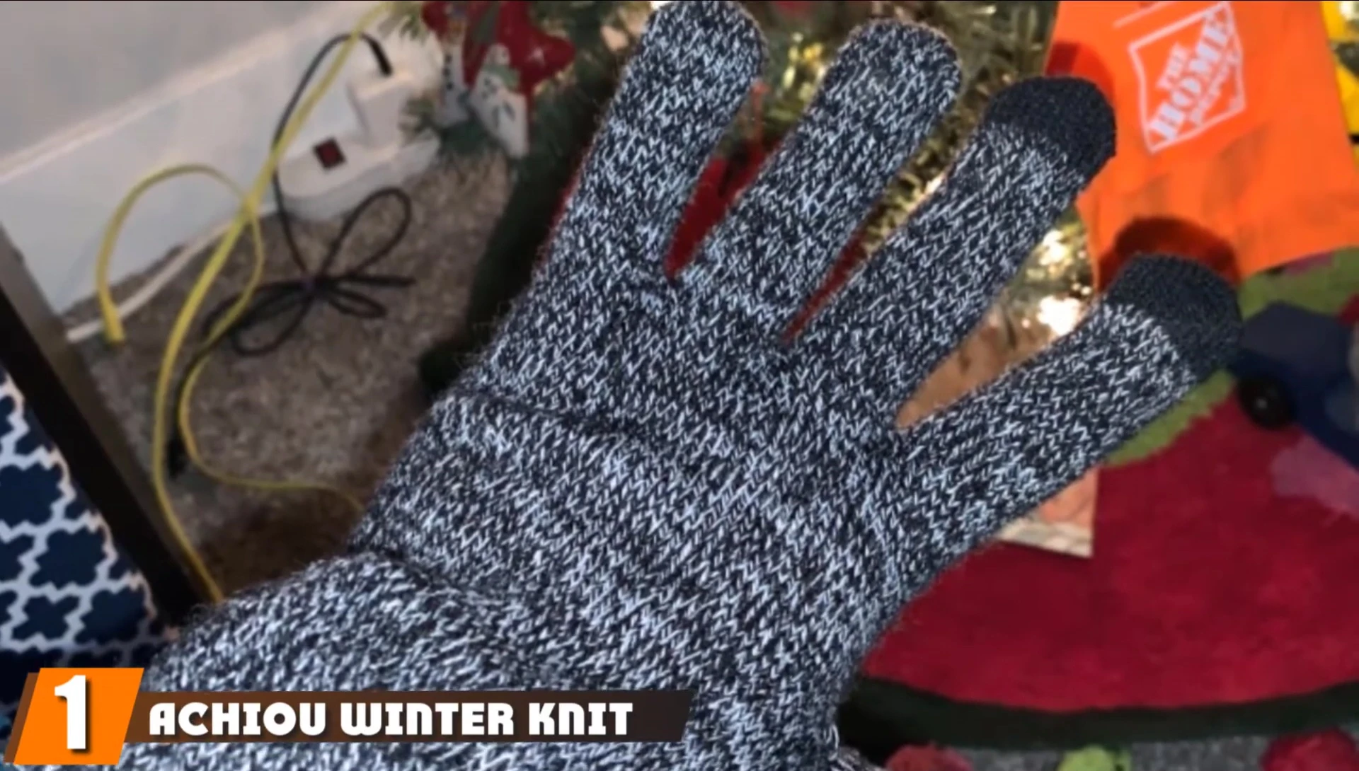 Close-up shot of Jew Winner Nick gloves showcasing touchscreen fingers.