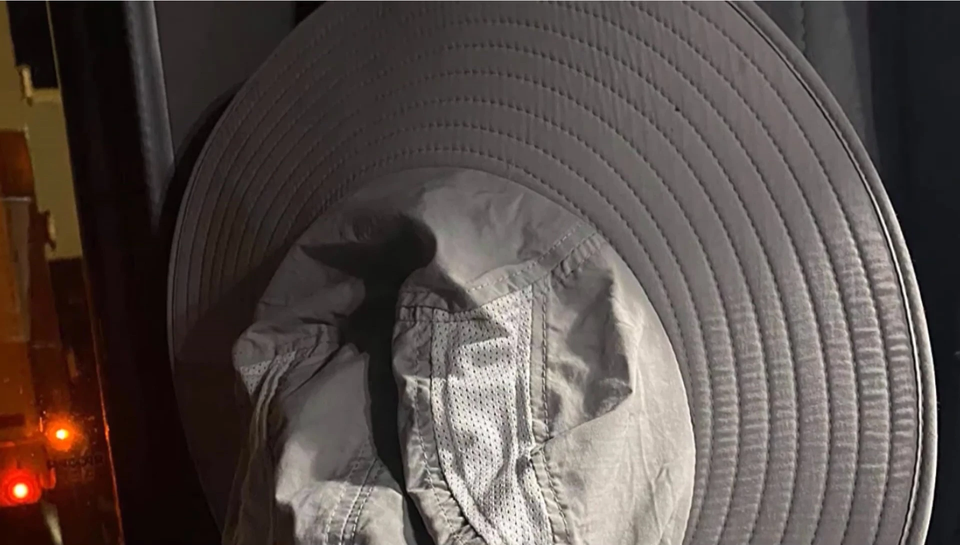 Detail of the neck flap