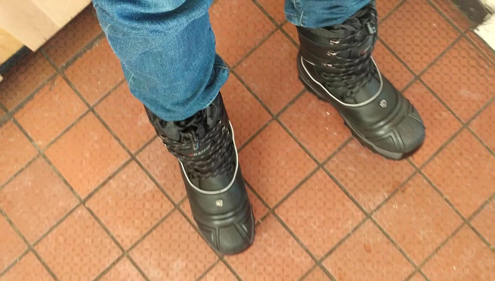 Close-up on the sole, highlighting the Ice Claw technology.
