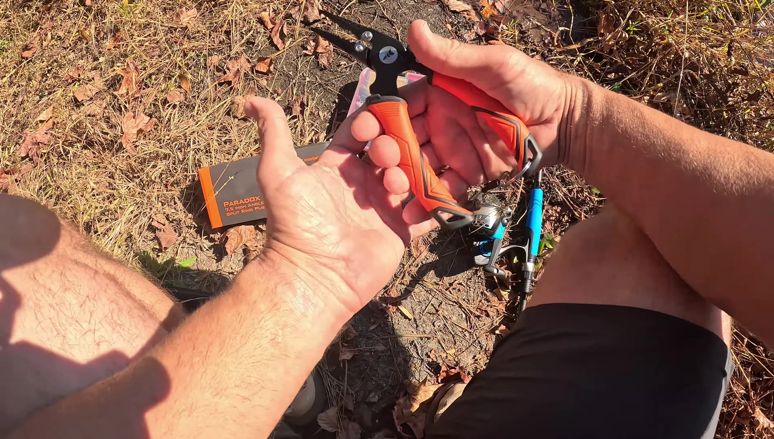 The pliers' ergonomic design and locking mechanism.