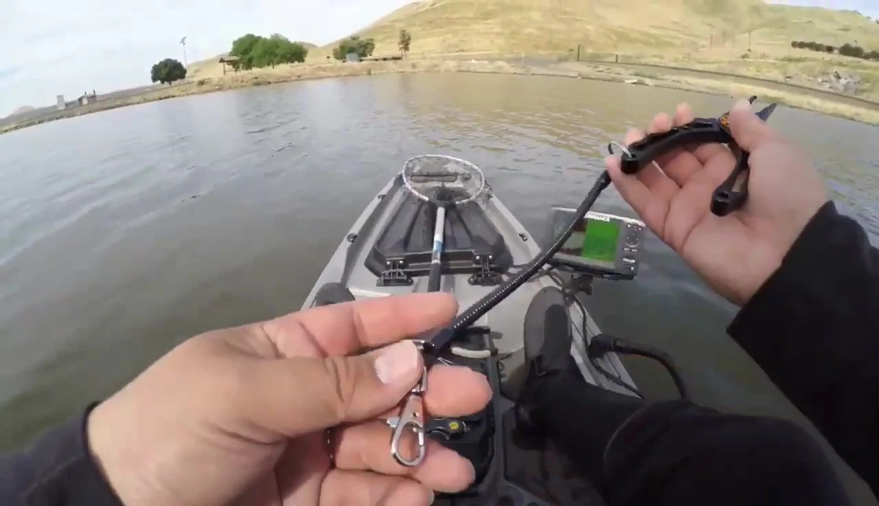 Image highlighting the bungee cord attached to the pliers.