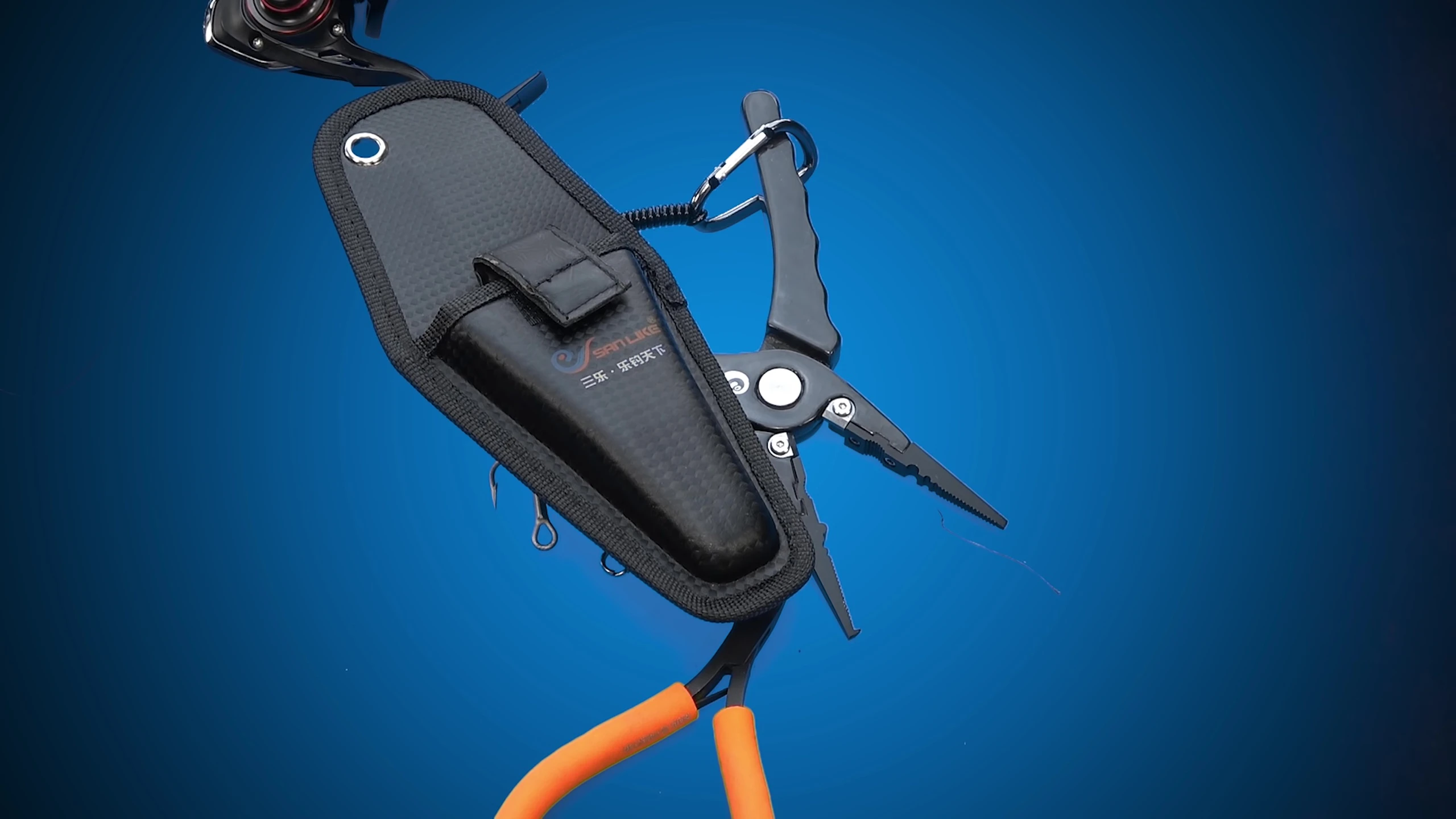 The reviewer holding the Sand-Like pliers, preparing to return them.