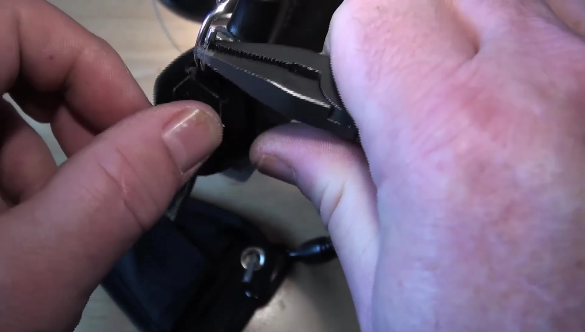 Using the split ring opener on a split ring
