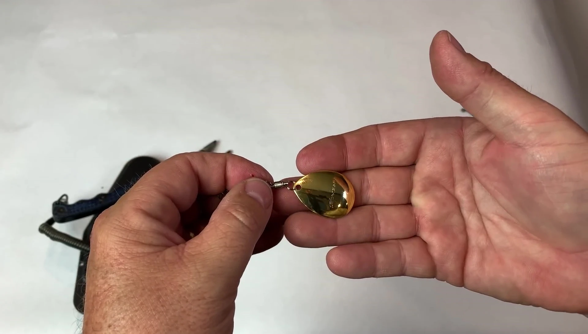 Attaching a spinner to the twist lock mechanism.