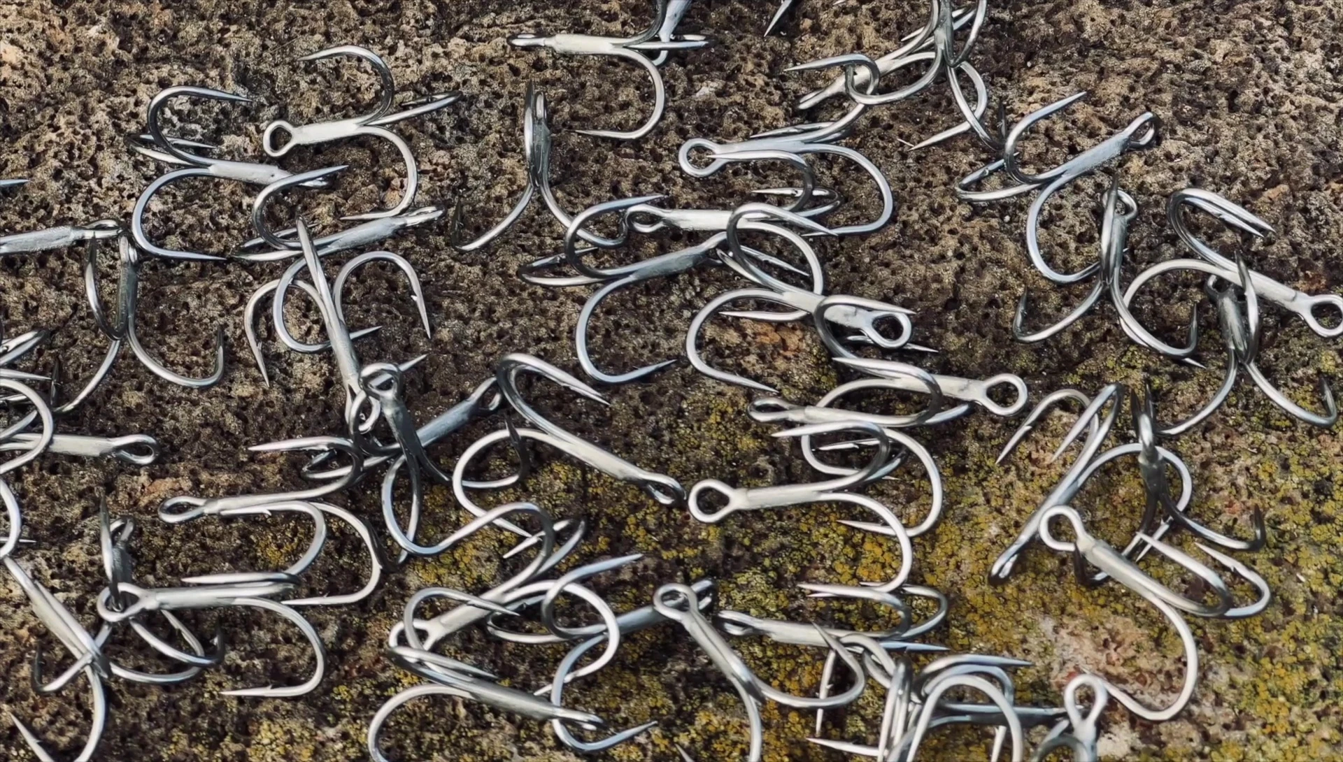 Image emphasizing the hook's durability and extended lifespan.