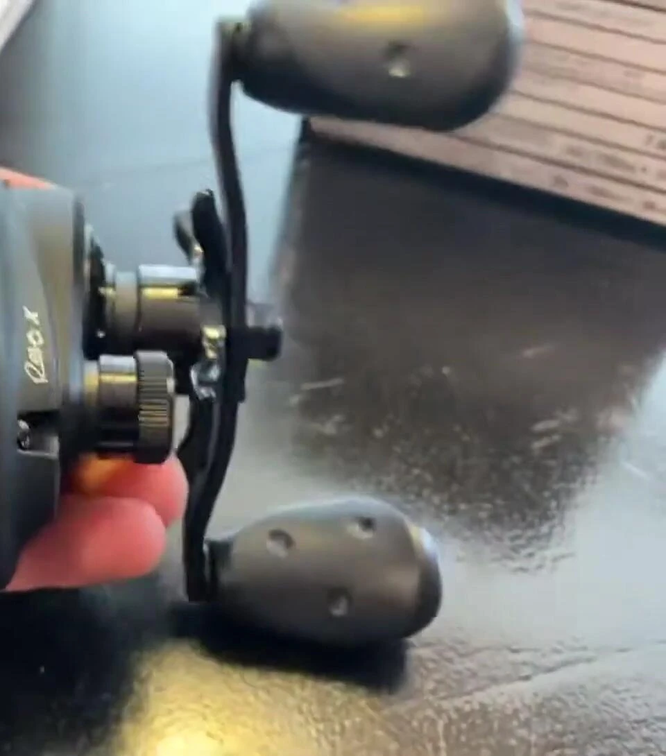 The reviewer discussing the issues encountered after use and lubrication.