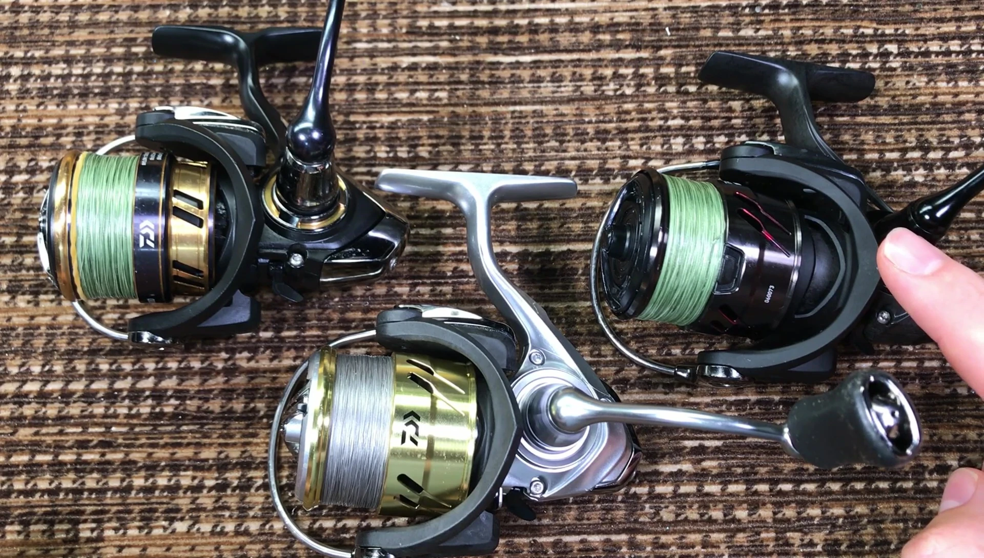 The presenter points to the three reels, highlighting their 2500 size.