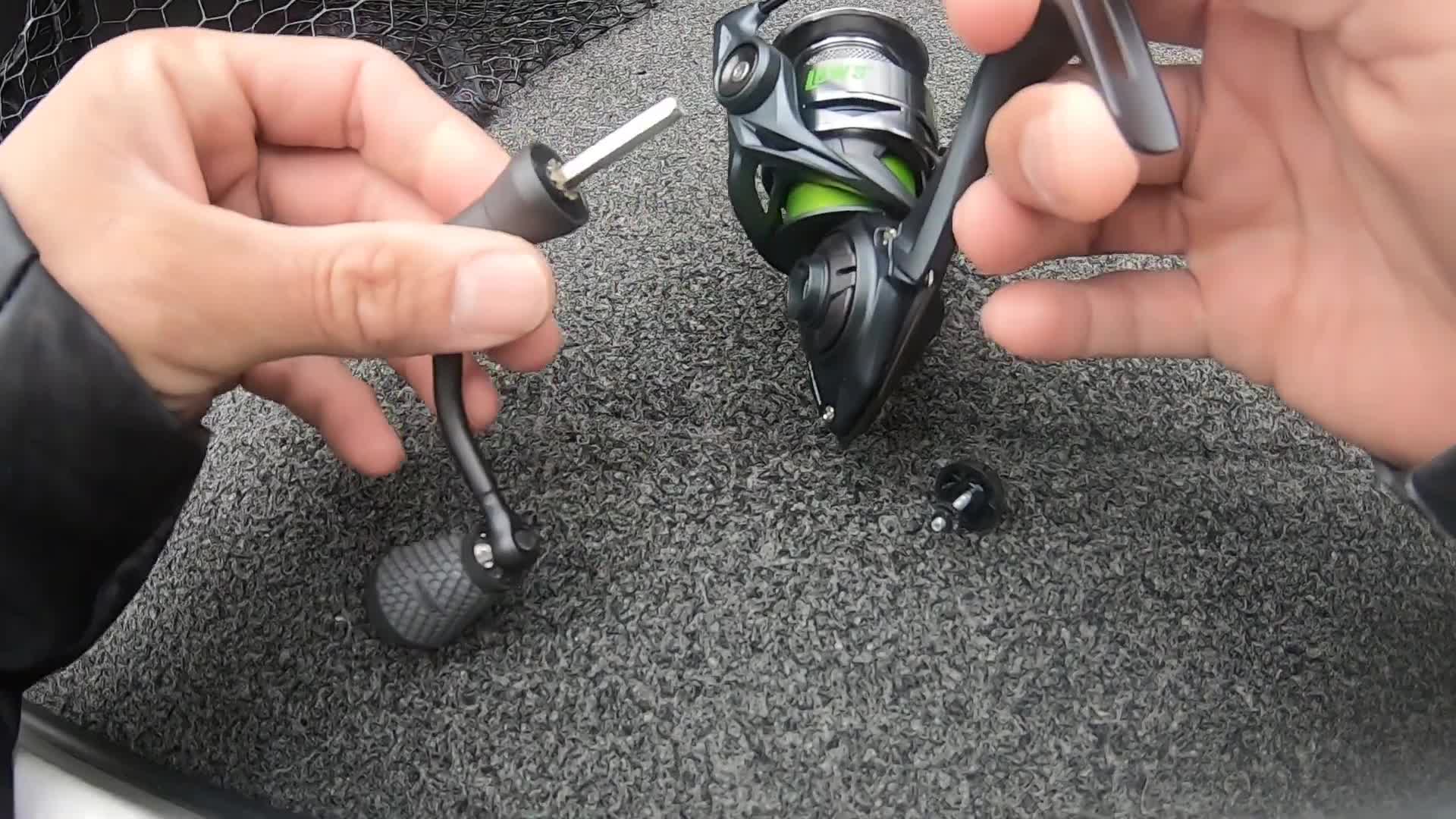 Attaching the handle to the reel