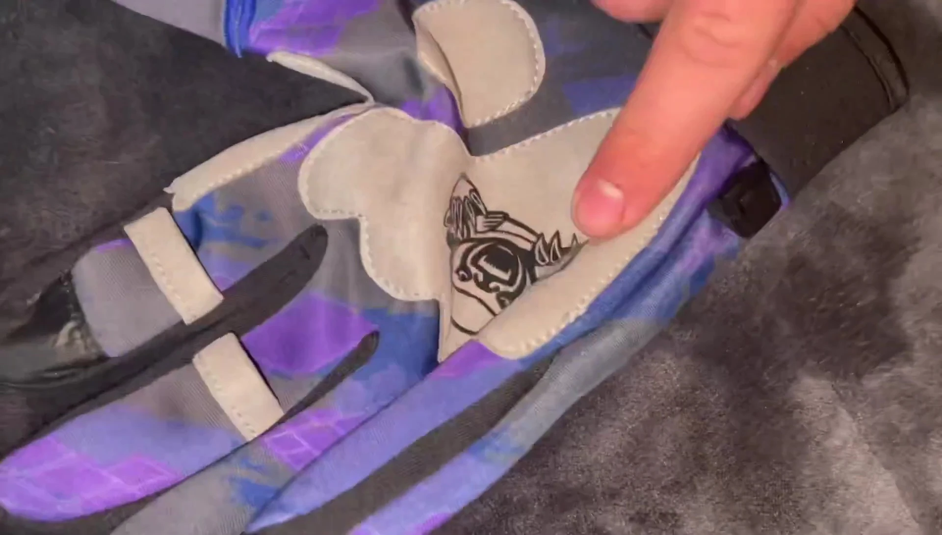 The microfiber palm with the RUNCL logo highlighted.