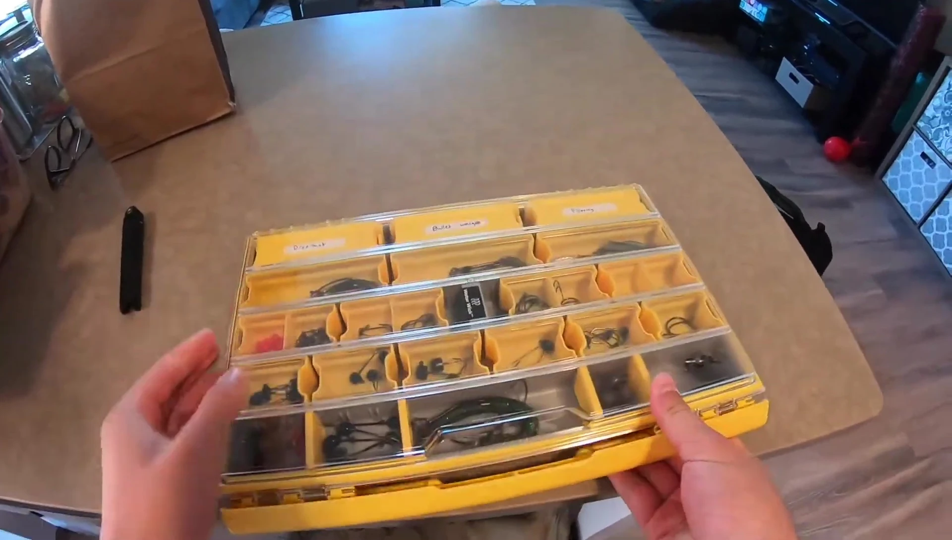 Demonstrating one-handed use after the box is initially opened.