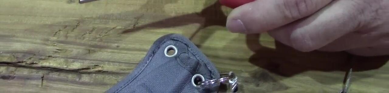 The presenter showing the replaceable blades of the Splizzors