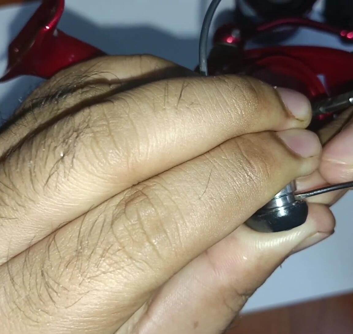 Demonstration of the reel's smooth operation despite the bushings.
