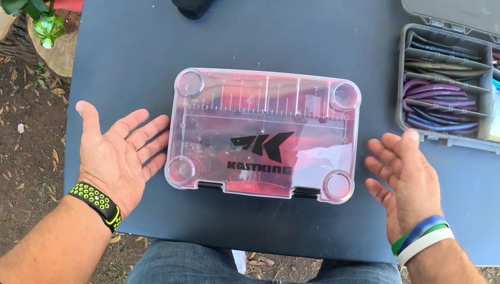The integrated ruler on the inside of the lid.