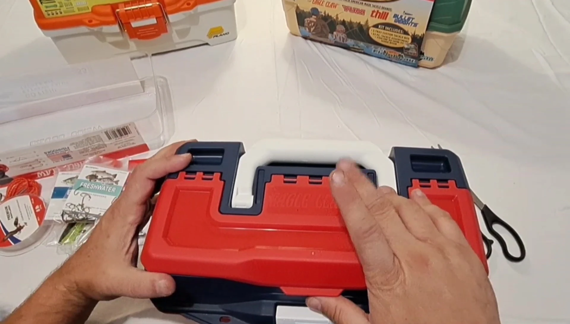 Showing the inner compartment of the tackle box