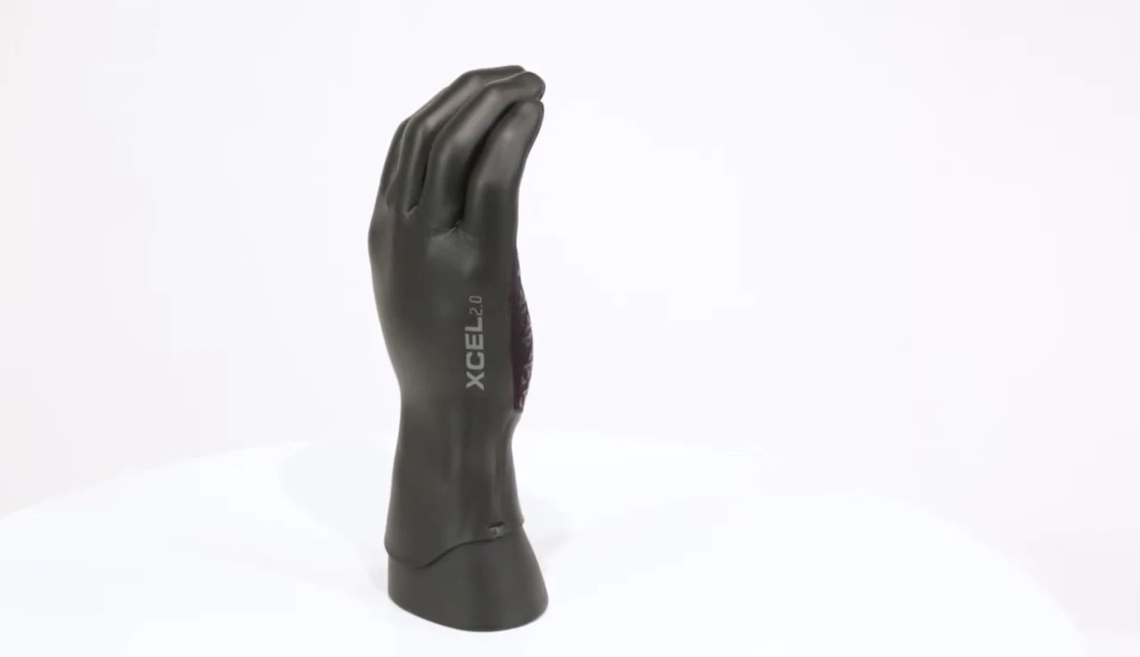 Image highlighting the sealed seams of the glove.
