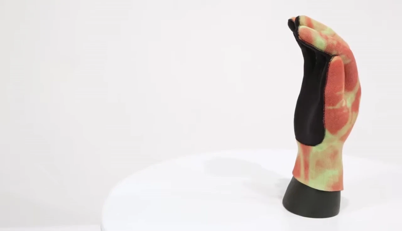 Image showing the 4mm glove highlighting the TDC technology.